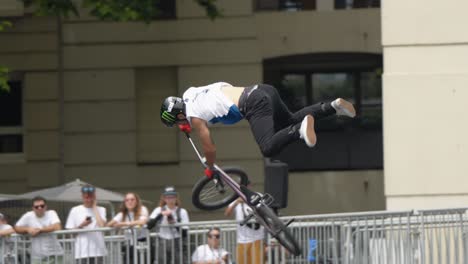 Kerl-Führt-Einen-Spektakulären-Trick-Auf-Stunt-Bike-BMX-Im-Städtischen-Bikepark-Vor