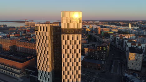 Toma-Aérea,-Drone-Del-Hotel-Clarion,-En-Una-Mañana-Soleada,-Durante-El-Amanecer,-En-Jatkasaari,-Helsinki,-Finlandia