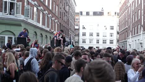 Los-Jóvenes-Asistentes-Al-Festival-Y-A-La-Fiesta-Disfrutan-De-La-Vida-En-Una-Fiesta-Callejera-Al-Aire-Libre-Bailando-Juntos,-Unidos-Como-Amigos.