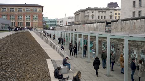 Turistas-Caminando-Por-Una-Exposición-Al-Aire-Libre-En-La-Topografía-Del-Terror-En-Berlín.