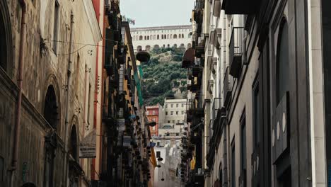 Calle-De-Nápoles-Con-Vistas-Al-Castillo-Sant&#39;elmo,-Italia