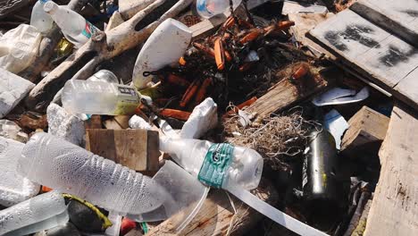 Botellas-De-Plástico-Y-Otros-Restos-Junto-Con-Los-Viejos-Bosques-Que-Yacen-En-El-Vertedero-De-Hong-Kong.