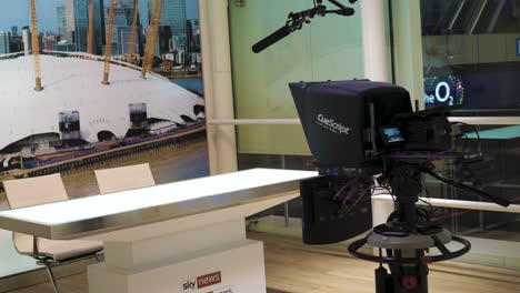 Leerer-Nachrichtenschalter-Und-Teleprompter-Im-Fernsehstudio-Von-Sky-TV