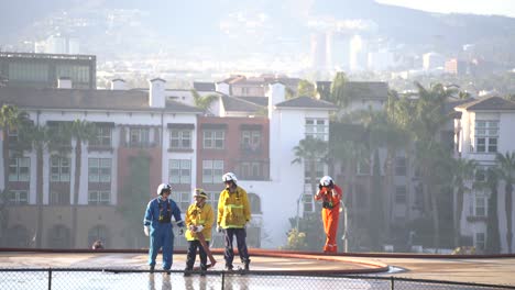 Helicóptero-De-Extinción-De-Incendios-Aterriza-En-Plataforma