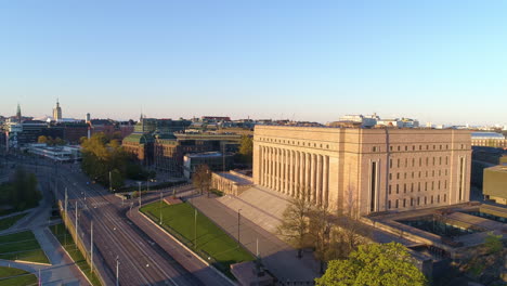 Aéreo,-órbita,-Toma-De-Drones-De-La-Casa-Del-Parlamento,-En-Toolo,-Helsinki,-Finlandia,-Durante-La-Hora-Dorada,-En-Una-Mañana-Soleada-De-Verano,-En-Finlandia