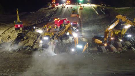 Trabajos-De-Demolición-Del-Puente-Sunnivale-Sobre-La-Autopista-400-En-Barrie,-Maquinaria-Pesada-Por-La-Noche,-Canadá