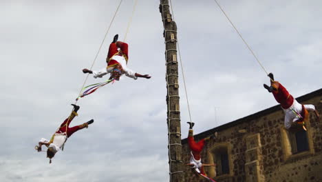 Voladores-De-Papantla-Führen-Einen-Rituellen-Tanz-In-Tequila-Town,-Jalisco,-Mexiko-Auf-–-Mittlere-Aufnahme