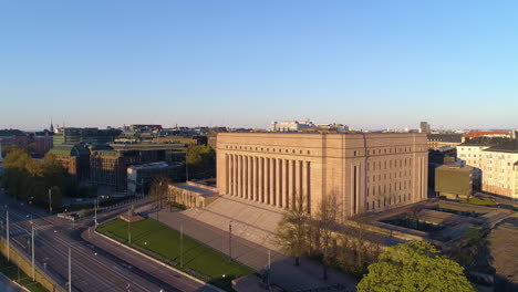 Vista-Aérea-De-La-Casa-Del-Parlamento-En-Toolo,-Helsinki,-Finlandia,-Soleado,-Amanecer-De-Verano,-En-Finlandia--,-Seguimiento,-Disparo-Con-Drones