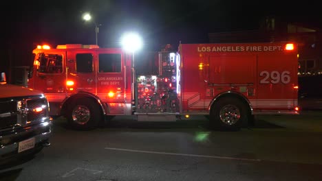 Camiones-De-Bomberos-Investigando-La-Escena-Por-La-Noche