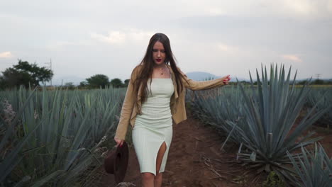 Mujer-Caminando-Juguetonamente-Entre-Campos-De-Agave-En-México---Cámara-Lenta-Empujando-Hacia-Fuera-El-Tiro-De-Seguimiento