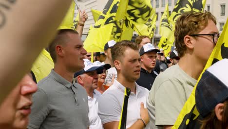 Partidarios-Del-Partido-De-Extrema-Derecha-Flamenco-Vlaams-Belang-Cantando-El-Himno-Durante-Una-Manifestación-De-Protesta-En-Bruselas,-Bélgica