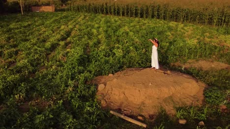 Frau-Mit-Weißem-Kleid-Dreht-Sich-Um-Und-Genießt-Die-Frische-Luft-Unter-Der-Sonne,-Lima,-Peru