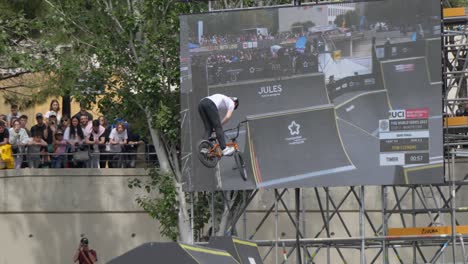 Ciclista-De-BMX-Haciendo-Múltiples-Rotaciones-De-Mango-Llamado-Camionero-En-El-Aire