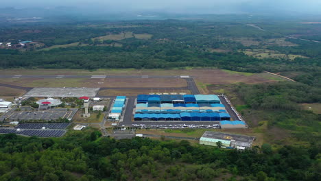 Aéreo,-órbita,-Drone-Disparado-Alrededor-De-Un-Pequeño-Aeropuerto,-Cerca-De-Santo-Domingo,-República-Dominicana