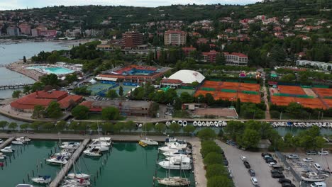 Drone-Aéreo-Izquierdo-Giratorio-Vista-Voladora-De-Portoroz-Antes-Del-Atp-Retador-Tenis-Abierto-De-Eslovenia