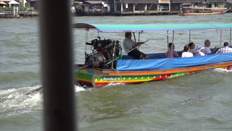 Cámara-Lenta-Del-Tradicional-Barco-De-Cola-Larga-Y-Motor-En-Taxi-Acuático-En-El-Río-Chao-Phraya,-Bangkok,-Tailandia