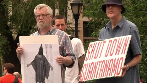 Activistas-Protestaban-Por-El-Cierre-De-La-Bahía-De-Guantánamo-En-Una-Calle-De-Nueva-York