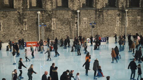 Multitud-De-Personas-Patinando-Sobre-Hielo-En-Una-Pista-De-Hielo-Pública-Al-Aire-Libre-Cerca-De-La-Torre-De-Londres-En-Invierno-En-El-Reino-Unido