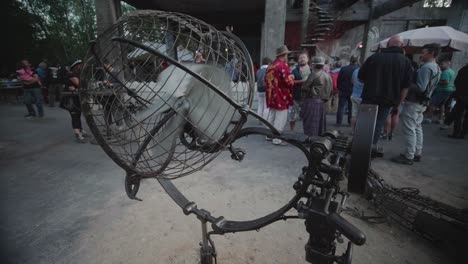 Abstrakte-Mechanische-Fan-Art-Installation-Im-Black-Earth-Park-In-Nyoiseau