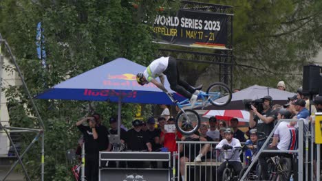 BMX-Radrennfahrer-Führt-Double-Tail-Whip-Trick-In-Der-Luft-Aus,-Zeitlupe