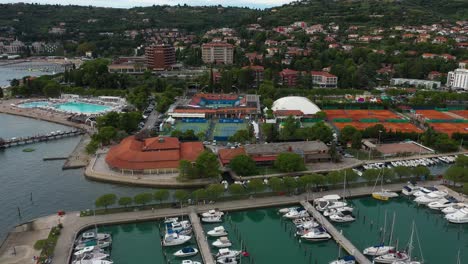 Drone-Aeria-Fastl-Vista-Voladora-Giratoria-Izquierda-De-Portoroz-Antes-Del-Atp-Retador-Tenis-Abierto-De-Eslovenia