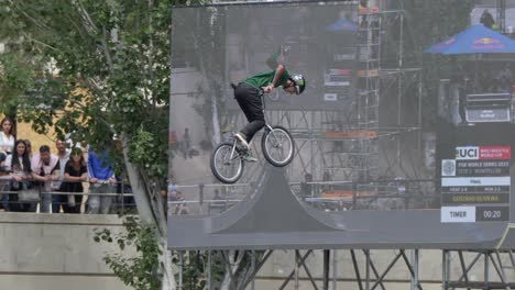 El-Ciclista-De-Bmx-Suelta-El-Manillar-Y-Extiende-Los-Brazos-Durante-El-Salto.