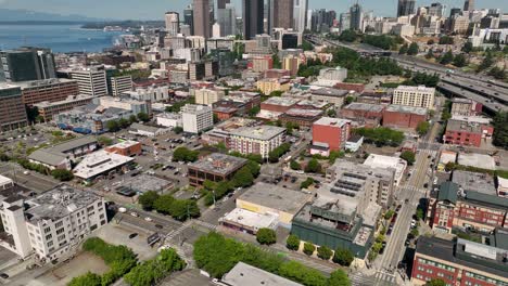 Disparo-De-Un-Dron-Inclinándose-Desde-El-Barrio-Chino-De-Seattle-Para-Revelar-Los-Rascacielos-Del-Centro-En-La-Distancia