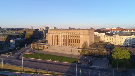 Luftaufnahme-Des-Finnischen-Parlaments,-Sonnig,-Sommermorgensonnenaufgang,-In-Toolo,-Helsinki---Zurückziehen,-Drohnenaufnahme