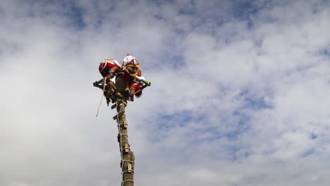 Voladores-De-Papantla-Preparándose-Para-Realizar-Una-Danza-Ritual-Encima-De-Un-Poste-De-Madera-En-Tequila-Town,-Jalisco,-México