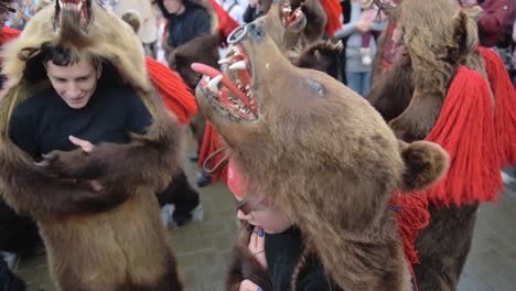 Das-Tanzritual-Des-Rumänischen-Bärenfestivals-Verbindet-Rumänien-Mit-Der-Vergangenheit-–-Nahaufnahme