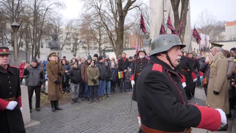 Viejos-Veteranos-Jubilados-Marchando-En-Uniforme-Completo-Por-Las-Calles-De-Kaunas,-Lituania,-Para-La-Restauración-De-La-Celebración-Estatal.