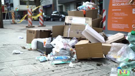 Contenedor-De-Basura-Desbordado-En-Una-Calle-De-La-Ciudad