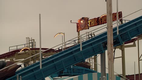 Blick-Auf-Die-Baumstammfahrt-Im-Vergnügungspark-Deno&#39;s-Wonder-Wheel-Auf-Coney-Island