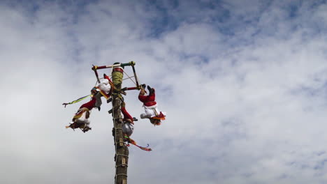 Voladores-De-Papantla-Iniciando-Una-Danza-Ritual-En-Tequila-Town,-Jalisco,-México---Plano-Medio.