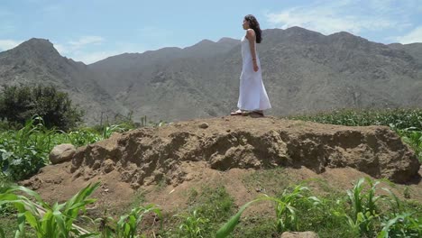 Frau-Geht-Frei-In-Der-Wilden-Natur-Und-Posiert-Vor-Der-Berglandschaft,-Chancay,-Lima