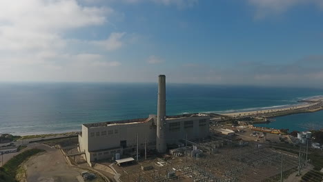 Toma-Cinematográfica-De-Una-Chimenea-En-La-Central-Eléctrica-Nrg-Encina-En-La-Costa-De-Carlsbad,-California.