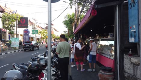 La-Gente-Se-Reúne-En-El-Restaurante-De-Helados-Italianos-Massimo-En-La-Calle-Sanur-Bali-Indonesia-Durante-El-Día.