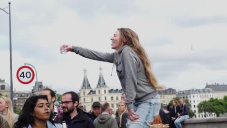 Los-Jóvenes-Asistentes-Al-Festival-Y-A-La-Fiesta-Disfrutan-De-La-Vida-En-Una-Fiesta-Callejera-Al-Aire-Libre-Bailando-Juntos,-Unidos-Como-Amigos.