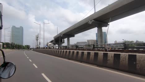 Blick-Auf-Die-Skyline-Von-Mumbai-Und-Die-Überführung-In-Indien-–-Pov-Des-Tuktuk-Passagiers-–-Schwenk