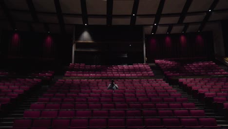 Teatro-Místico-Cuando-Estás-Solo-En-Medio-De-La-Escena-Donde-Lo-Surrealista-Está-A-Punto-De-Suceder