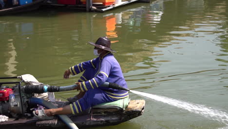 Zeitlupe-Des-Bogenschützen-Im-Improvisierten-Motorboot,-Das-Im-See,-Erawan,-Thailand-Segelt