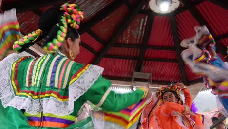 Toma-En-Cámara-Lenta-De-Parejas-Bailando-Con-Vestidos-De-Estilo-Tradicional-En-México