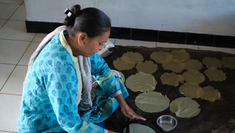 Vista-Lateral-De-Una-Mujer-India-Tejiendo-Papadam.