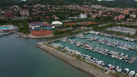 Drohnenantenne-Vorwärtsfliegend,-Blick-Auf-Die-Küste-Von-Portoroz,-ATP-Challenger-Slowenien,-Offene-Tennisplätze