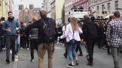 Los-Jóvenes-Asistentes-Al-Festival-Y-A-La-Fiesta-Disfrutan-De-La-Vida-En-Una-Fiesta-Callejera-Al-Aire-Libre-Bailando-Juntos,-Unidos-Como-Amigos.