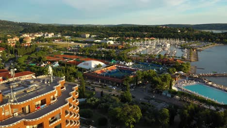 Drohnenantenne,-Langsame,-Nach-Links-Rotierende-Flugansicht-Des-Sonnenuntergangslichts-Von-Portoroz-Vor-Dem-ATP-Challenger-Slowenien-Open-Tennis