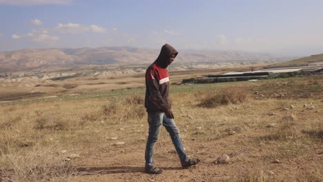 Silueta-De-Un-Hombre-Caminando-Sobre-El-Desierto