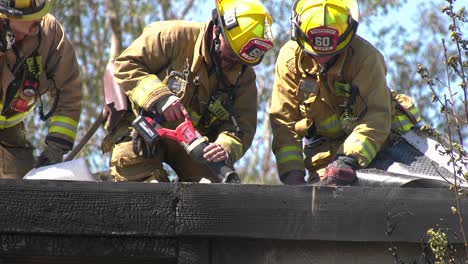 Feuerwehrleute-Schneiden-Mit-Werkzeugen-In-Gebäude-Ein