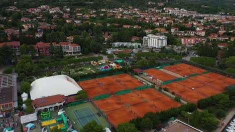 Vista-Aérea-De-Vuelo-De-Drones-De-Portoroz-Atp-Retador-Eslovenia-Campos-De-Tenis-Abiertos