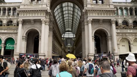 POV-Siguiendo-Un-Recorrido-A-Pie-En-Grupo-Hacia-La-Entrada-De-La-Galería-Vittorio-Emanuele-II-En-Milán